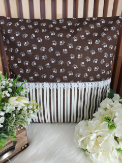 Povlak na polštář 40 x 40 cm – Kytičky na tmavě hnědé s pruhy | Ruční výroba z bavlny