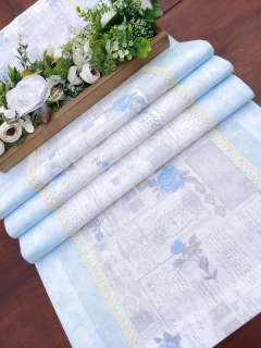 Běhoun - modré růžičky a nápisy s blankytně modrým mramorem