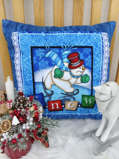 Vánoční povlak na polštář 40x40 - Sněhulák na modré se stříbrným efektem